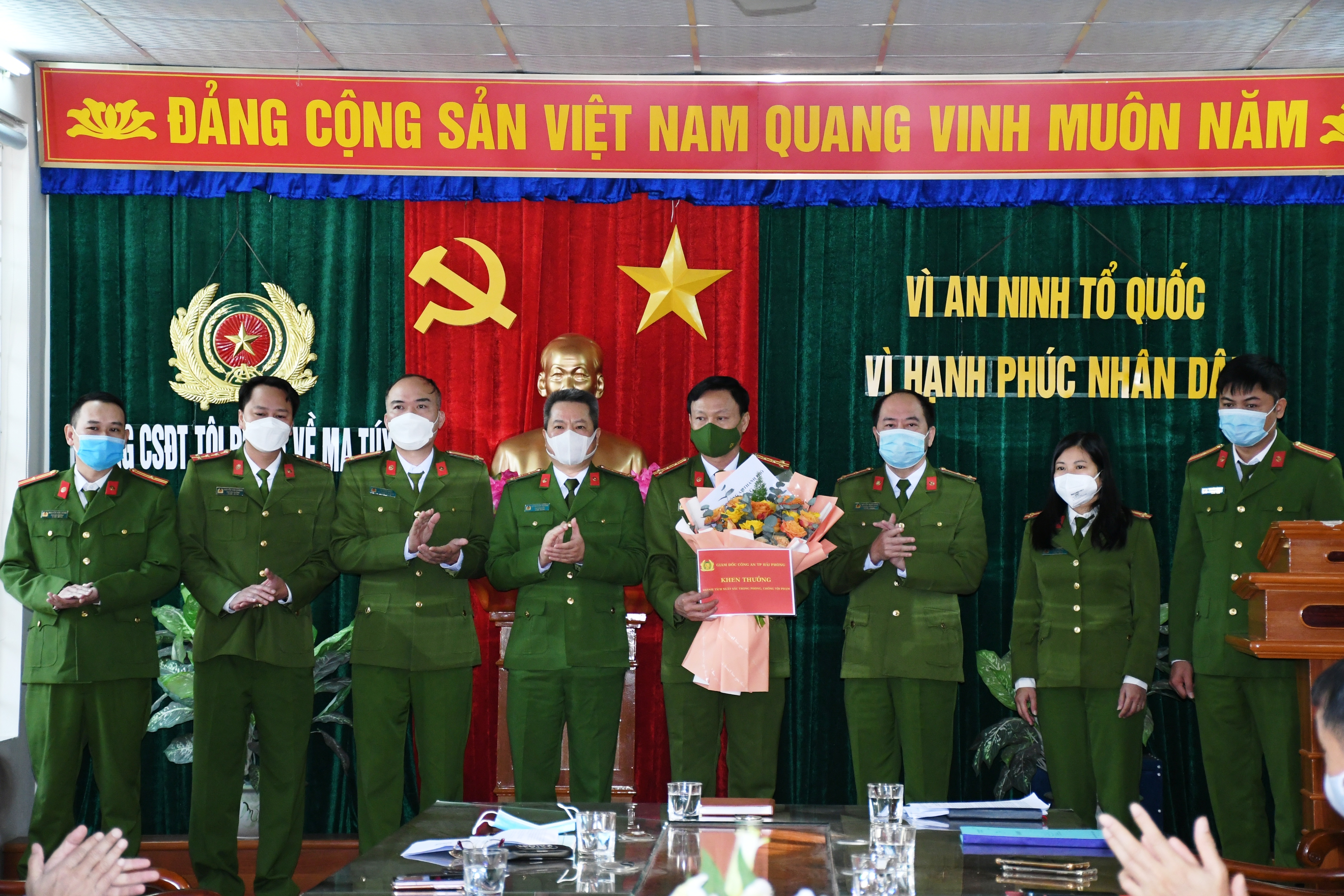 Khen thưởng Phòng  Cảnh sát điều tra tội phạm về ma túy triệt xóa ổ nhóm mua bán, tàng trữ trái phép chất ma túy, thu 2.776 viên ma túy
